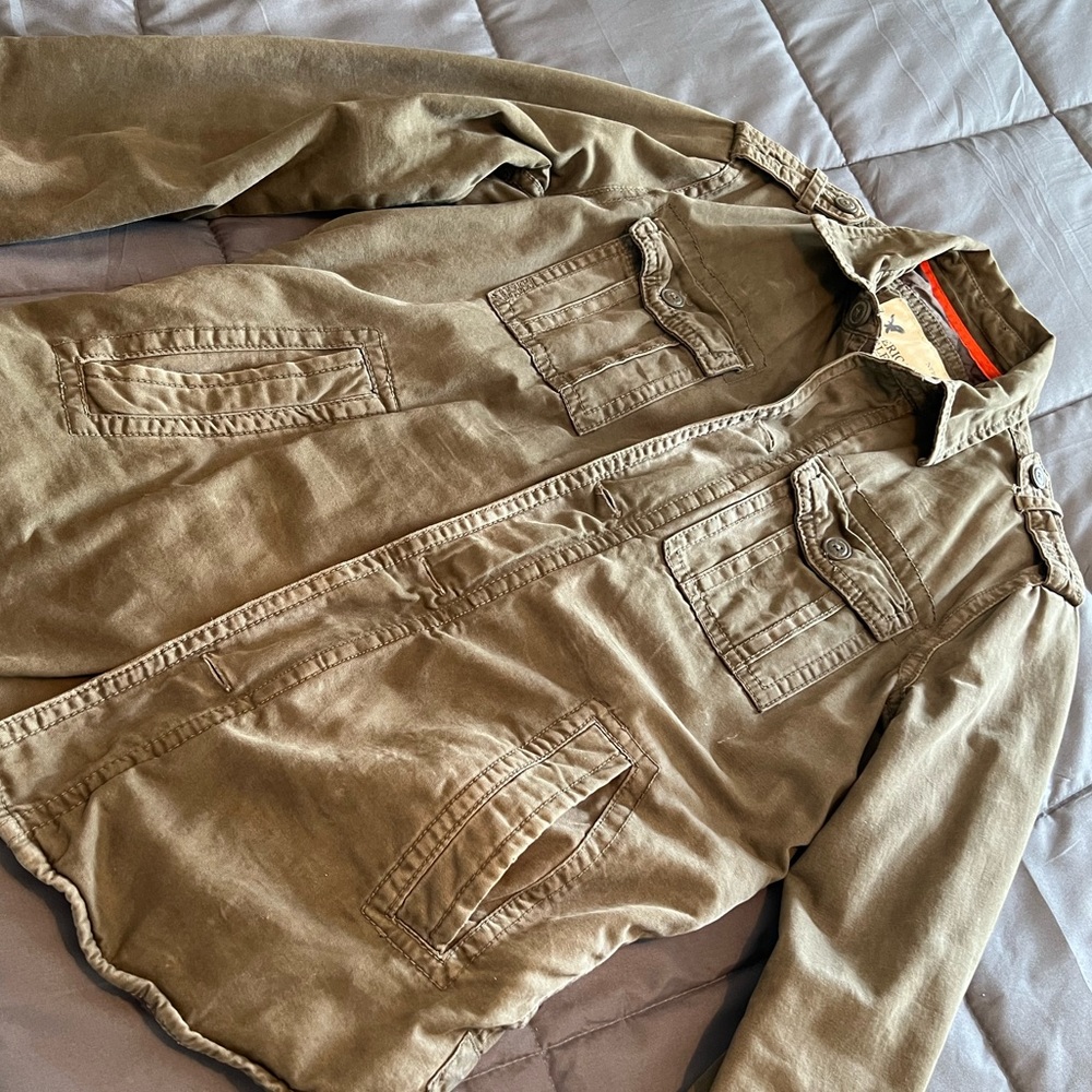 Up for sale is an American Eagle Outfitters fatigue green jacket